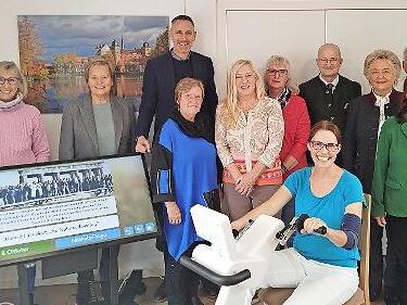 Jutta Bürger (2. v. l.), Bürgermeister Martin Bernreuther (3. v. l.), Clemens Ulbrich(7. v. l.), Waltraud Jarosch (8. v. l.), Dekanin Martina Beck, Norbert Lawatsch (r.), Franziska Nützel (vorne), Christa Bialas-Müller (l.) mit einem Teil des Näht... Jutta Bürger (2. v. l.), Bürgermeister Martin Bernreuther (3. v. l.), Clemens Ulbrich(7. v. l.), Waltraud Jarosch (8. v. l.), Dekanin Martina Beck, Norbert Lawatsch (r.), Franziska Nützel (vorne), Christa Bialas-Müller (l.) mit einem Teil des Näht...