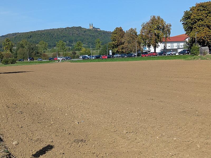 Kurbereich Bad Staffelstein Freifläche 64 Ferienwohnungen geplant Von der Zufahrt zum Hotel an der Obermaintherme gesehen: Auf dieser Fläche im Kurbereich von Bad Staffelstein soll der Gebäudekomplex mit 64 Ferienwohnungen entstehen.