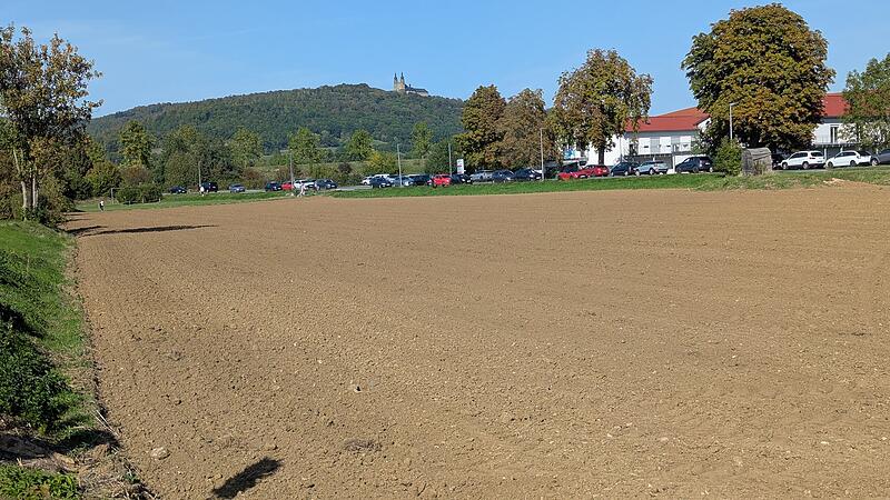 Kurbereich Bad Staffelstein Freifläche 64 Ferienwohnungen geplant Von der Zufahrt zum Hotel an der Obermaintherme gesehen: Auf dieser Fläche im Kurbereich von Bad Staffelstein soll der Gebäudekomplex mit 64 Ferienwohnungen entstehen.