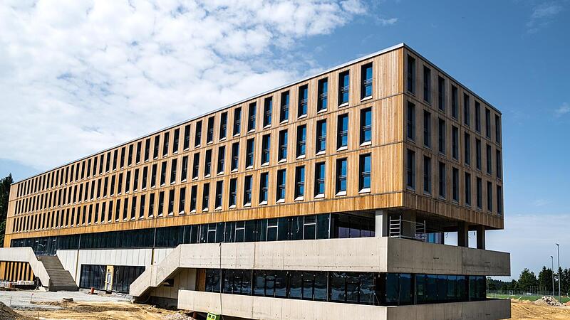 Klare Kante zeigt das neue Sportcamp in Bischofsgr&uuml;n im Fichtelgebirge. Beton, Glas und Holz sind die drei Baustoffe.