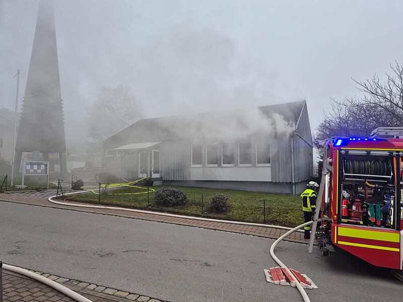 Die Feuerwehr kam mit einem gro&szlig;en Aufgebot zur Friedenskirche in Oerlenbach.