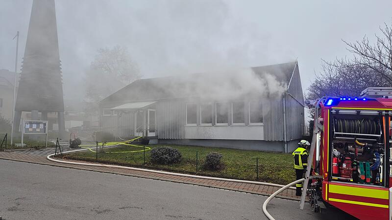 Die Feuerwehr kam mit einem gro&szlig;en Aufgebot zur Friedenskirche in Oerlenbach.