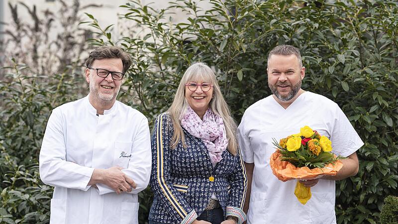 Begr&uuml;&szlig;ung von Dr. med. Matthias Liebl als neuen Chefarzt der Orthop&auml;die und Unfallchirurgie am Krankenhaus Ha&szlig;furt (rechts) durch Vorst&auml;ndin Regina Steenbeek-Schacht und den &Auml;rztlichen Direktor Clemens Haberer