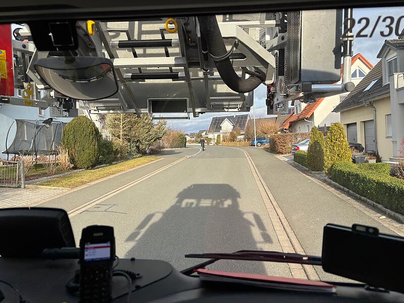 Vorne ragt noch die Leiterspitze und der Rettungskorb über, was das Rangieren mit der Drehleiter mitunter zur Herausforderung macht. Vorne ragt noch die Leiterspitze und der Rettungskorb über, was das Rangieren mit der Drehleiter mitunter zur Herausforderung macht.