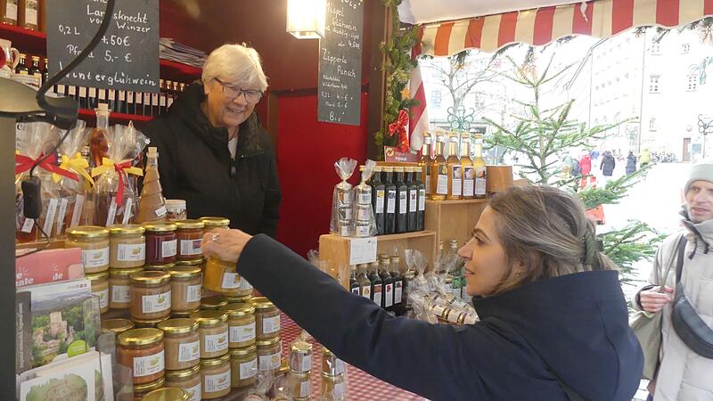 Irmgard Krammer aus Gro&szlig;enseebach in ihrer Bude mit interessierten Kunden aus Malta.