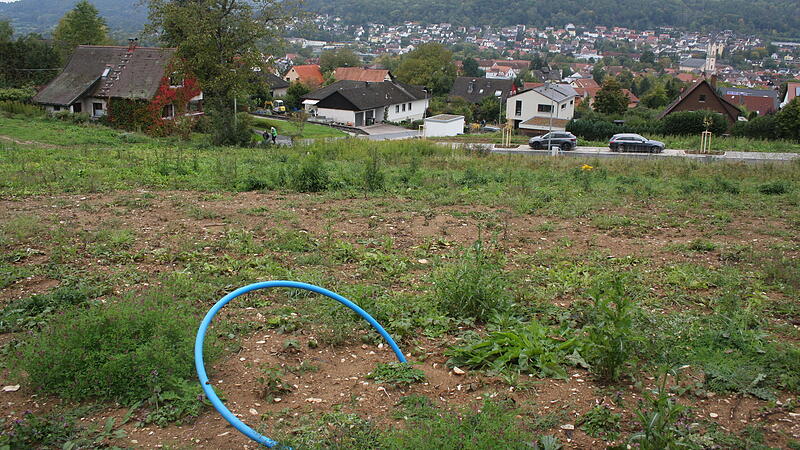 Hier, im Baugebiet Debert II, sollen in Ebrmannstadt neue Häuser entstehen – mit schönem Ausblick.