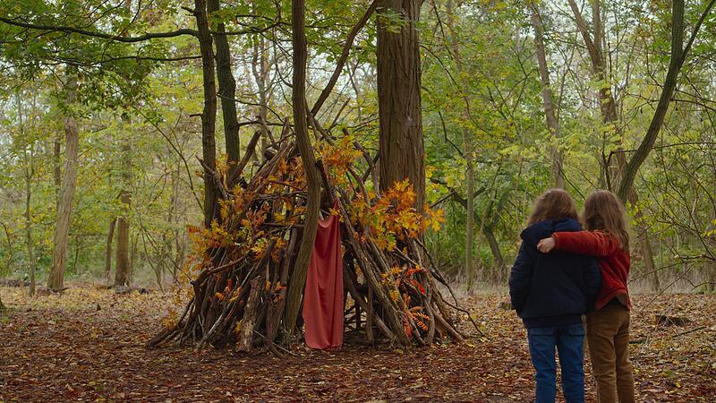 Nelly und Marion haben das Baumhaus fertig gebaut.