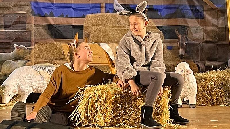 Die Flöten-Kids aus Röttenbach thematisierten beim Krippenspiel „Verkehrte Welt im Stall“ aktuelle Themen wie Fremdheit, Gastfreundschaft und Hilfsbereitschaft. Die Flöten-Kids aus Röttenbach thematisierten beim Krippenspiel „Verkehrte Welt im Stall“ aktuelle Themen wie Fremdheit, Gastfreundschaft und Hilfsbereitschaft.