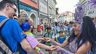 Willkommen in Samba-City: In Coburg wird wieder das Internationale Samba-Festival gefeiert. Da kann es mitunter ganz schön laut werden. Hier schützt sich ein Kind und wird prompt angelächelt von einer Samba-Tänzerin.