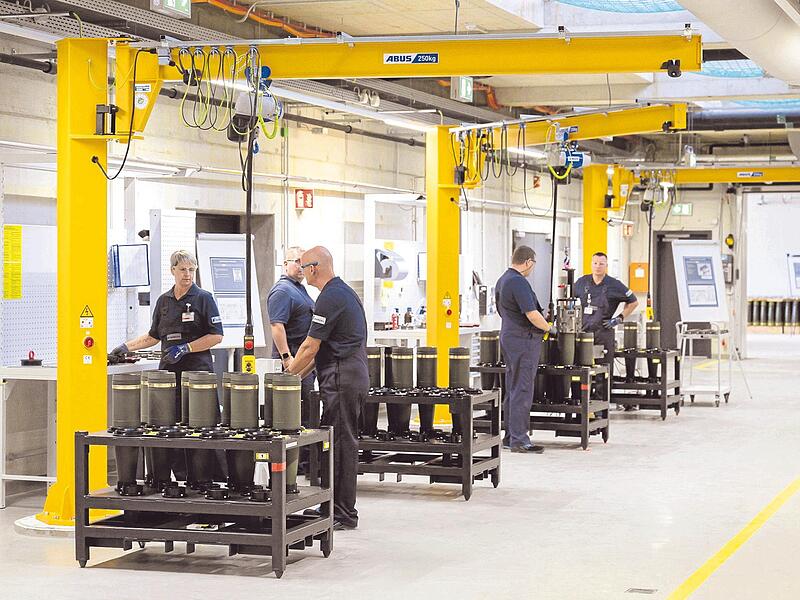 Mitarbeiter fertigen 155 Millimeter-Artilleriemunition im neuen Werk von Rheinmetall. Die zusätzlichen Investitionen in die Rüstung haben dem Unternehmen einen wirtschaftlichen Aufschwung beschert.