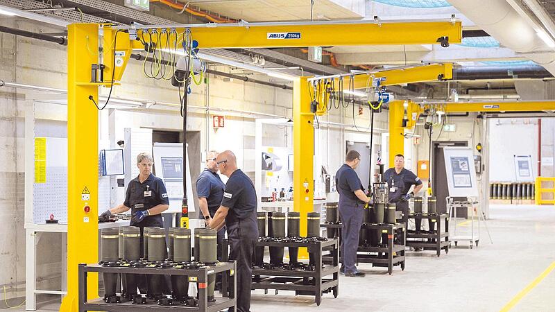 Mitarbeiter fertigen 155 Millimeter-Artilleriemunition im neuen Werk von Rheinmetall. Die zusätzlichen Investitionen in die Rüstung haben dem Unternehmen einen wirtschaftlichen Aufschwung beschert. Mitarbeiter fertigen 155 Millimeter-Artilleriemunition im neuen Werk von Rheinmetall. Die zusätzlichen Investitionen in die Rüstung haben dem Unternehmen einen wirtschaftlichen Aufschwung beschert.