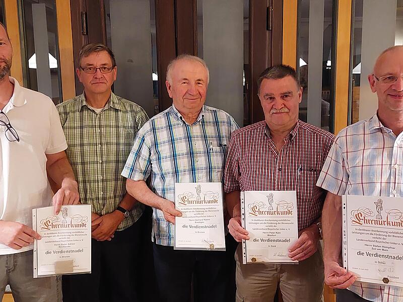 Verdienstmedaillen erhielten diese Imker mit (von links) Matthias Adrian, Werner Hornung, Gerhard Kamm, Peter Kehl und Stefan Hümpfner.