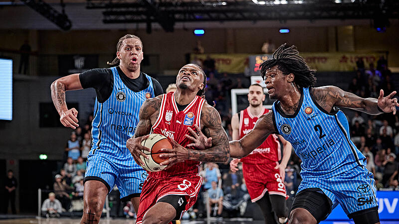 Cobe Williams (Mitte) zog immer wieder energisch zum Korb.