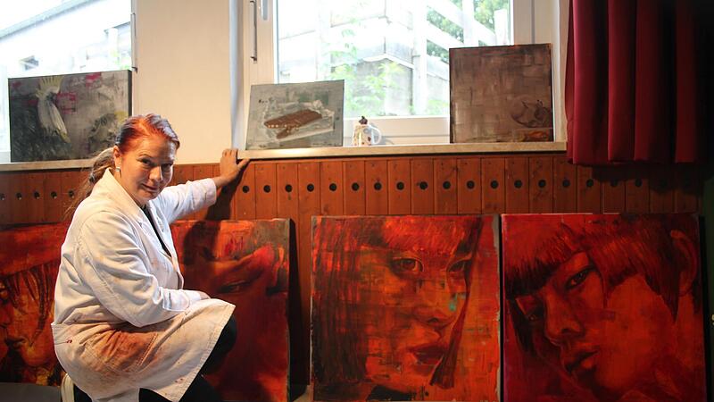 Die Baden-Badener Künstlerin Andrea Baumgärtner war 2021 zum ersten Mal beim Europa- Symposium Thurnau – und von der Atmosphäre begeistert. Ihre Werke sind in Spachteltechnik entstanden. Die Baden-Badener Künstlerin Andrea Baumgärtner war 2021 zum ersten Mal beim Europa- Symposium Thurnau – und von der Atmosphäre begeistert. Ihre Werke sind in Spachteltechnik entstanden.