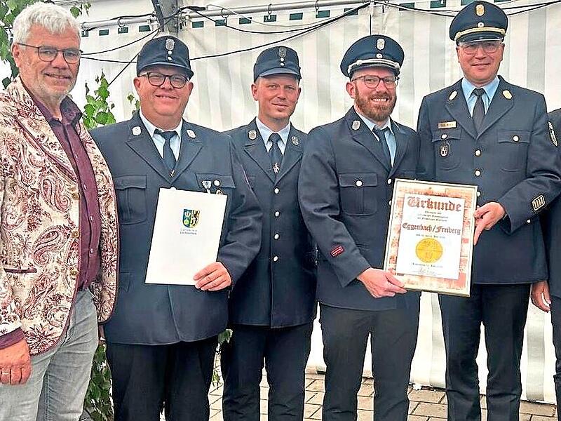 Gruppenbild nach der Überreichung der Urkunden und Gastgeschenke (von links): Bürgermeister Bernhard Storath, der Vorsitzende der FFW Freiberg Norman Hümmer, der Vorsitzende der FFW Eggenbach Michael Böhm, Kommandant Benedikt Sebald, Kreisbrandrat... Gruppenbild nach der Überreichung der Urkunden und Gastgeschenke (von links): Bürgermeister Bernhard Storath, der Vorsitzende der FFW Freiberg Norman Hümmer, der Vorsitzende der FFW Eggenbach Michael Böhm, Kommandant Benedikt Sebald, Kreisbrandrat...