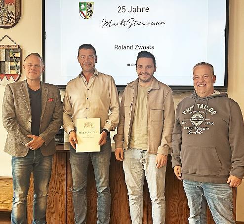 Roland Zwosta (2.v.l.) erhält vom Zweiten Bürgermeister Frank Hauck (l.) die Ehrenurkunde für sein 25-jähriges Dienstjubiläum beim Markt Steinwiesen. Geschäftsleiter Rainer Deuerling (r.) und Personalrat Lucas Hollendonner (2.v.r.) gratulierten i...
