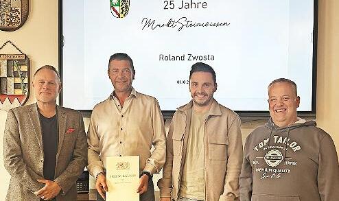 Roland Zwosta (2.v.l.) erhält vom Zweiten Bürgermeister Frank Hauck (l.) die Ehrenurkunde für sein 25-jähriges Dienstjubiläum beim Markt Steinwiesen. Geschäftsleiter Rainer Deuerling (r.) und Personalrat Lucas Hollendonner (2.v.r.) gratulierten i...