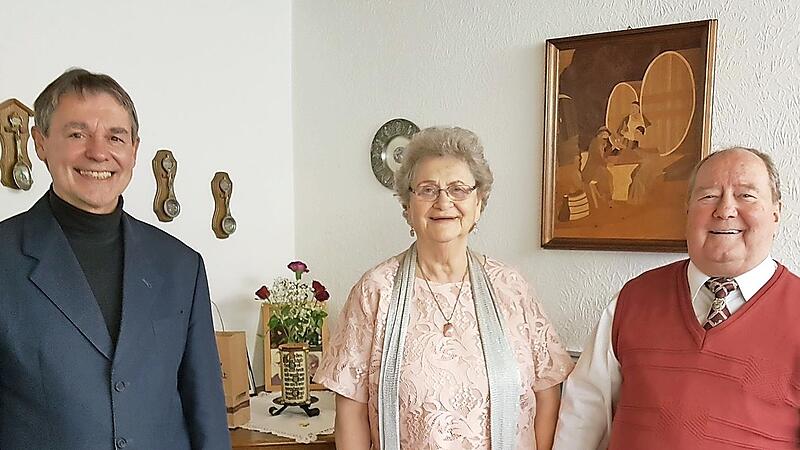In Nurn begingen Hans-Kurt und Gisela Mertens ihre diamantene Hochzeit. B&uuml;rgermeister Gerhard Wunder (links) gratulierte und dankte f&uuml;r das Engagement des Jubelpaares.