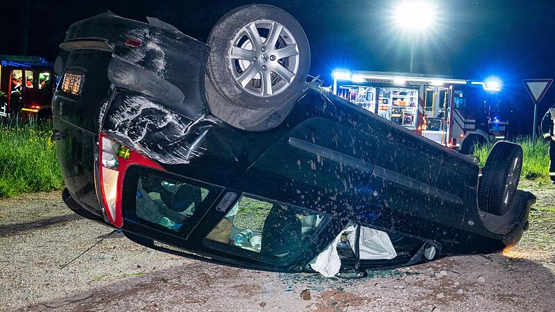 Der Wagen eines 19-jährigen Fahrers blieb auf dem Dach liegen.
