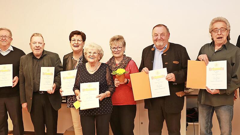 Die Geehrten (von links): Hans-Oskar Kawelke, Manfred Braun, Elsbeth Braun, Anneliese Enkling, Andrea Kawelke, Helmut Popp, Horst M&uuml;ller, eingerahmt von Birgit Lechner und Manfred Vogel