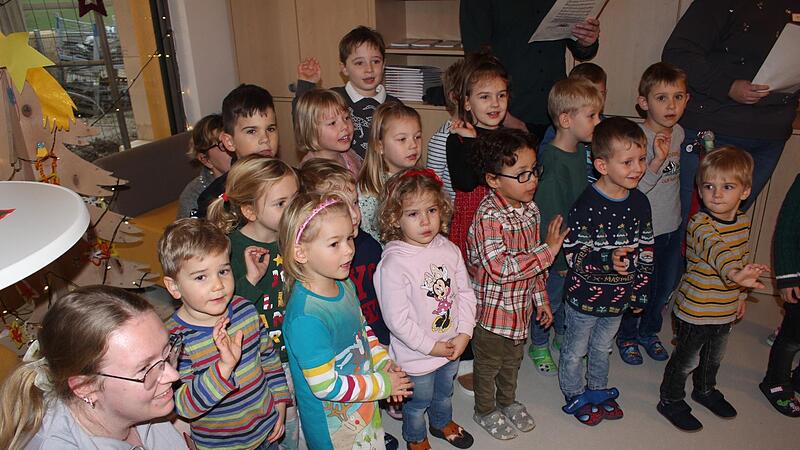 Die Kleinsten eröffneten die Feier mit einem Lied. Die Kleinsten eröffneten die Feier mit einem Lied.