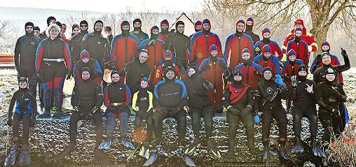 Die Teilnehmer des Neujahrsschwimmens.