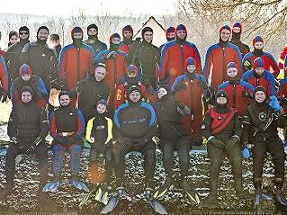 Die Teilnehmer des Neujahrsschwimmens.