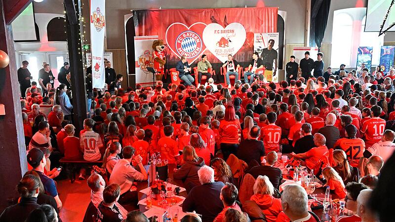 Jamal Musiala besucht Fanclub in Simbach am Inn Jamal Musiala besucht Fanclub in Simbach am Inn