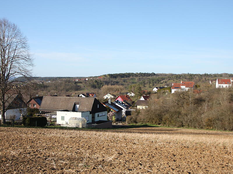 Münnerstadt Karlsberg Bauvorhaben Gattenhofstraße Das Bauvorhaben liegt hinter der Gattenhofstraße und ist rechts im Bild zu erkennen.