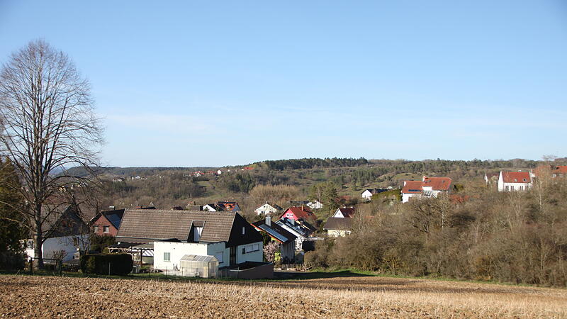 Das Bauvorhaben liegt hinter der Gattenhofstra&szlig;e und ist rechts im Bild zu erkennen.