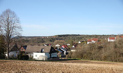 Münnerstadt Karlsberg Bauvorhaben Gattenhofstraße Das Bauvorhaben liegt hinter der Gattenhofstraße und ist rechts im Bild zu erkennen.