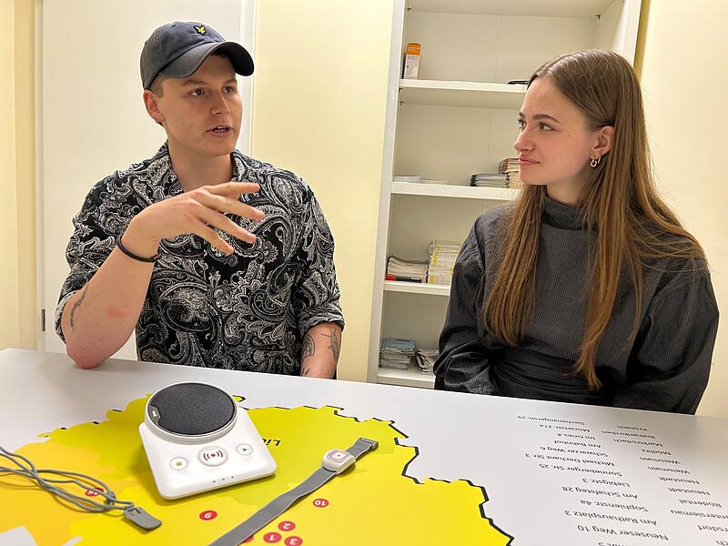 Bundesfreiwilligendienst Jonas Glier absolviert beim ASB in Coburg einen zwölfmonatigen Bundesfreiwilligendienst. Hier erklärt er Anna von Hase die Funktion eines Hausnotrufgeräts. Anna von Hase wird im September ihren Bundesfreiwilligendienst beginnen.