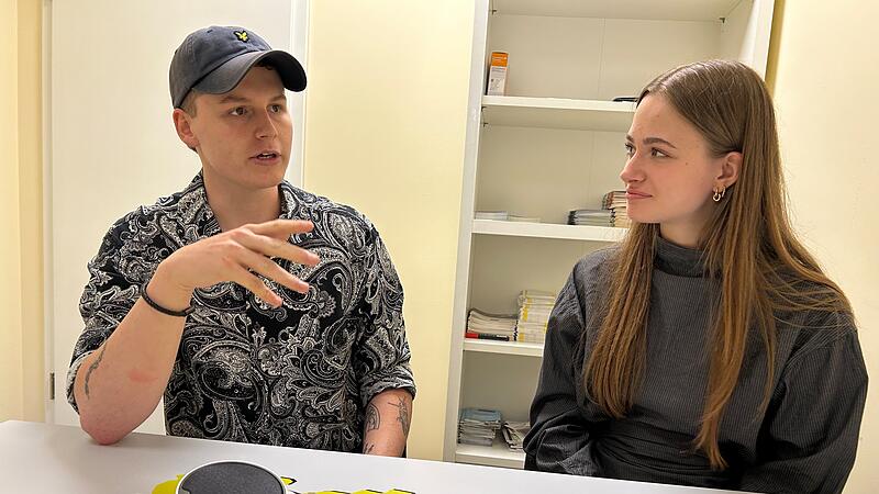 Jonas Glier absolviert beim ASB in Coburg einen zw&ouml;lfmonatigen Bundesfreiwilligendienst. Hier erkl&auml;rt er Anna von Hase die Funktion eines Hausnotrufger&auml;ts. Anna von Hase wird im September ihren Bundesfreiwilligendienst beginnen.
