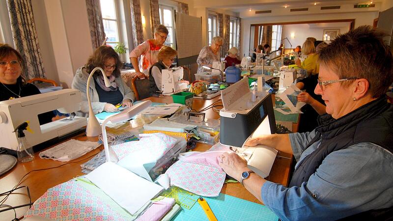 Bei ihrem Wochenende in K&ouml;nigsberg sind die Frauen voll in ihrem Element. Rechts im Bild Gertrud Hamatschek, die seit &uuml;ber 50 Jahren n&auml;ht.