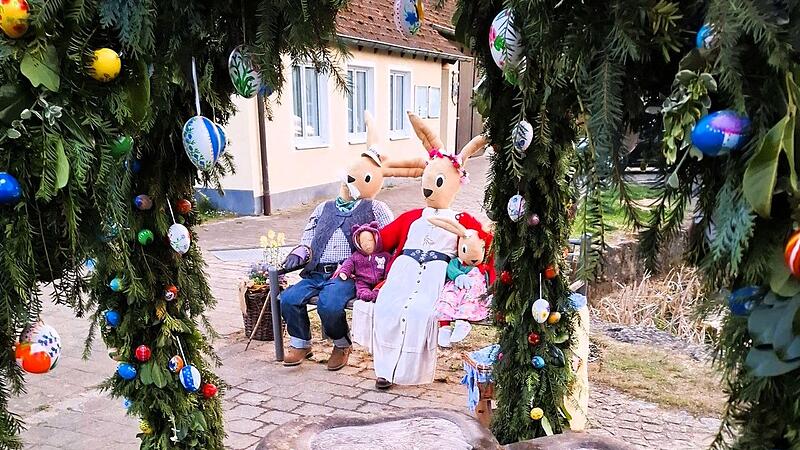 Osterbrunnen in Lohndorf 2025 Na da staunt auch diese (Oster-)Hasenfamilie nicht schlecht.
