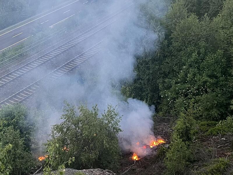 Vegetationsbrand am Dienstagabend an der Bahnlinie oberhalb der Leinemühle. Vegetationsbrand am Dienstagabend an der Bahnlinie oberhalb der Leinemühle.