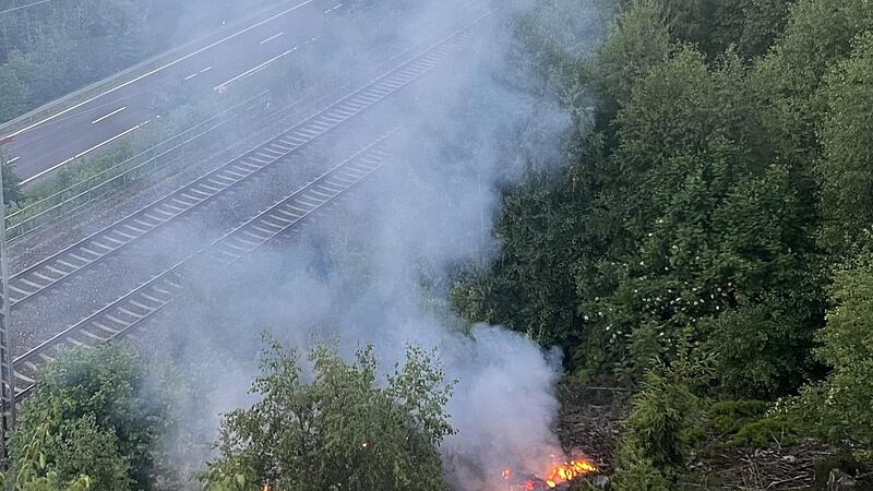 Vegetationsbrand am Dienstagabend an der Bahnlinie oberhalb der Leinemühle. Vegetationsbrand am Dienstagabend an der Bahnlinie oberhalb der Leinemühle.