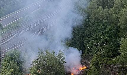 Vegetationsbrand am Dienstagabend an der Bahnlinie oberhalb der Leinem&uuml;hle.