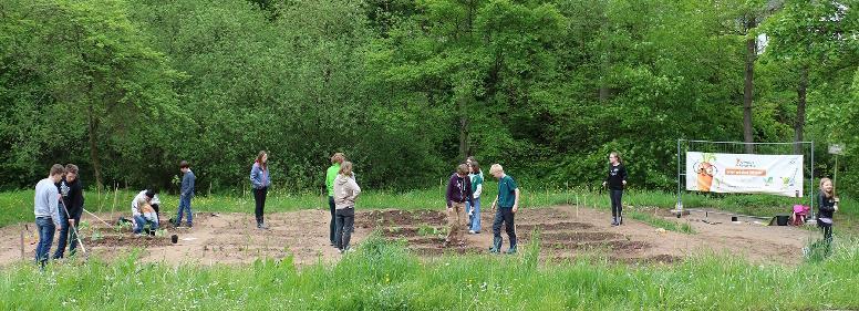 Mit dem Bilungsprogramm &bdquo;Gem&uuml;seackerdemie&ldquo; lernen Sch&uuml;ler die Prozesse der Lebensmittelherstellung, indem sie diese selbst anbauen.