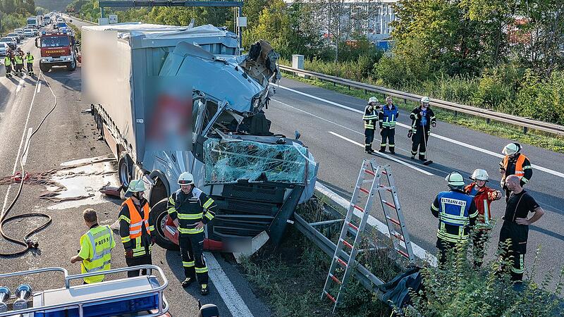 A70 bei Ebelsbach: Unfall am Tunnel "Schwarzer Berg" - Lkw kollidiert mit Stahlträger A70 bei Ebelsbach: Unfall am Tunnel "Schwarzer Berg" - Lkw kollidiert mit Stahlträger