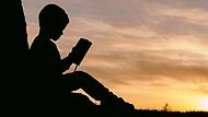 Ein Kind liest ein Buch
