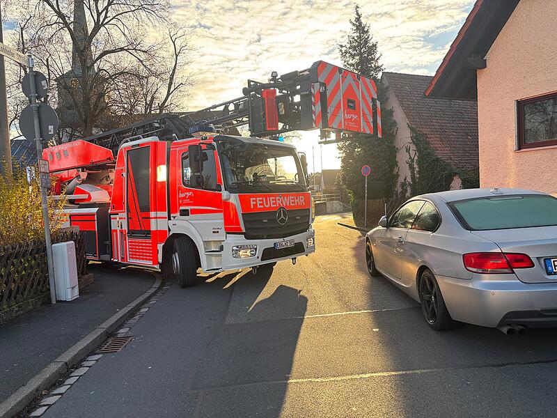 &bdquo;Versenkt&ldquo;, kommentierte der Feuerwehrkommandant trocken. Beim Versuch, mit der Drehleiter von der Schulstra&szlig;e in die Lohhofer Stra&szlig;e abzubiegen, ging zwischen einem Verteilerkasten auf dem Gehsteig und einem geparkten Auto nichts mehr.