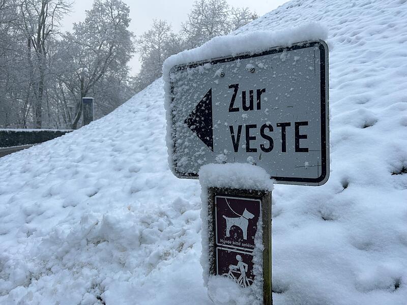 Spaziergang durch den verschneiten Hofgarten in Coburg
