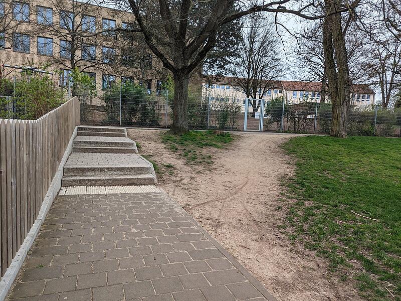 Eine klassische Situation f&uuml;r Trampelpfade im Umfeld des Wiwa-Weihers in Herzogenaurach: Ecken werden abgek&uuml;rzt