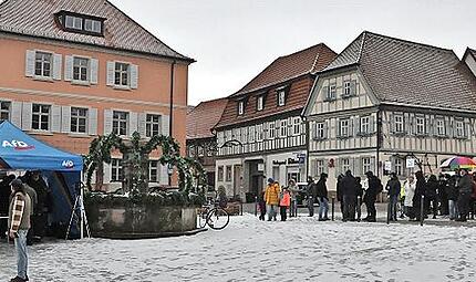 Gegen die AfD (links) demonstrierten am Samstag in Hofheim rund 50 Menschen.