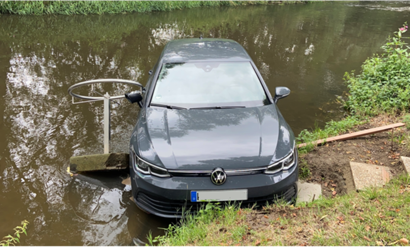Auto landet im weißen Main
