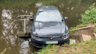 Auto landet im weißen Main