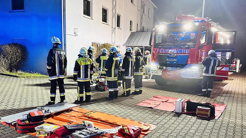 Im Erdgeschoss dieses Mehrfamilienwohnhauses war das Feuer in einer Küche ausgebrochen. Die 68-jährige Bewohnerin wurde schwer verletzt. Im Erdgeschoss dieses Mehrfamilienwohnhauses war das Feuer in einer Küche ausgebrochen. Die 68-jährige Bewohnerin wurde schwer verletzt.