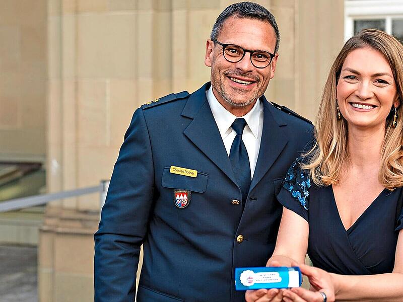 Bad Kissingens Polizeichef Christian Pörtner hatte Pflaster dabei, versehen mit Werbeaufdrucken für die Polizei: Als Gag hat er „Paris, New York, Bad Kissingen“ aufdrucken lassen. Man sieht, dass Gesundheitsministerin Judith Gerlach sich freut.Jul... Bad Kissingens Polizeichef Christian Pörtner hatte Pflaster dabei, versehen mit Werbeaufdrucken für die Polizei: Als Gag hat er „Paris, New York, Bad Kissingen“ aufdrucken lassen. Man sieht, dass Gesundheitsministerin Judith Gerlach sich freut.Jul...