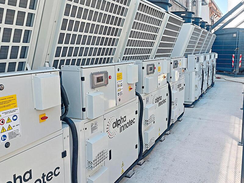 Acht moderne Großwärmepumpen ergänzen das Hackschnitzelkraftwerk. Acht moderne Großwärmepumpen ergänzen das Hackschnitzelkraftwerk.